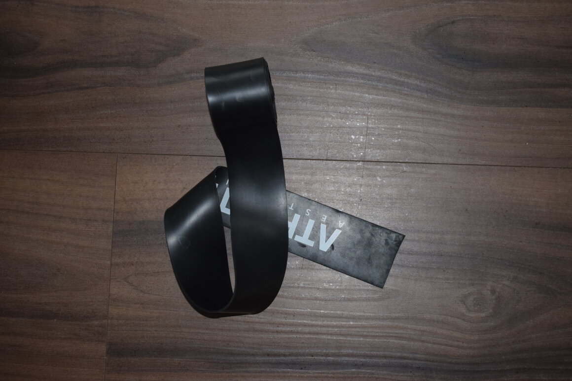 Behandler arbeitet mit ruhigem Druck entlang des Rückens