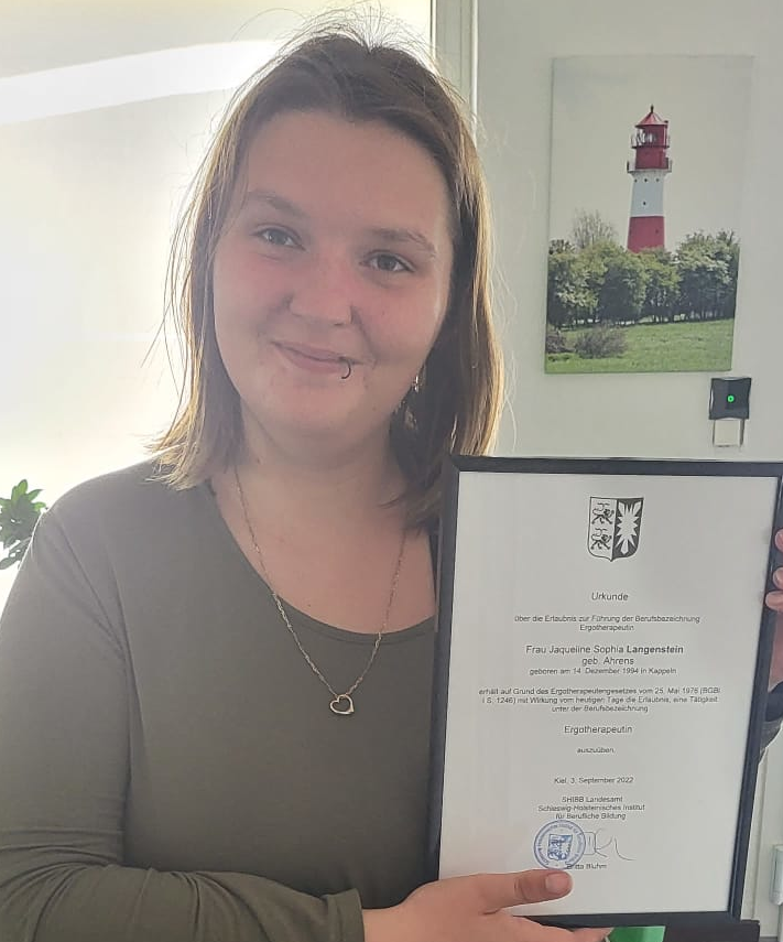 Ergotherapeutin im Behandlungsraum